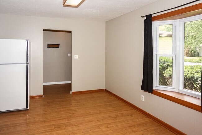 Foto del edificio - Brick Ranch and Fenced Yard in Decatur Twp!