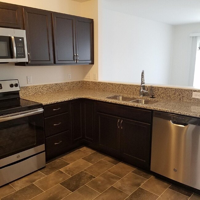 Building Photo - Luxury Townhome!