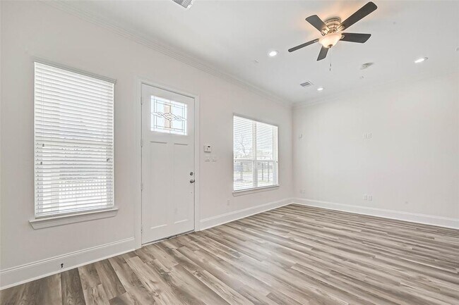 Building Photo - 9316 Coffee St