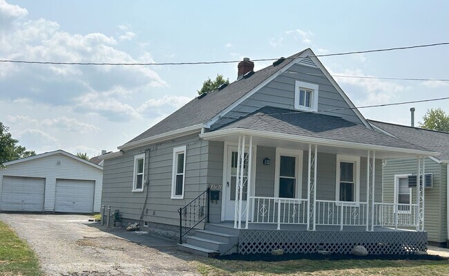 Foto del edificio - Renovated 3 bedroom home near the Airport