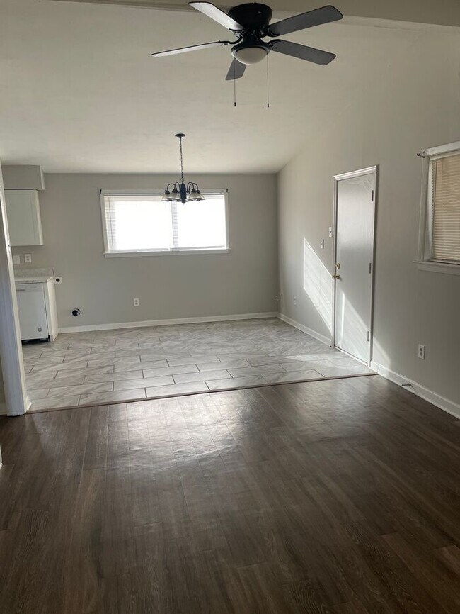 Foto del edificio - 3BR 1BA Home w/ Fenced Backyard & Patio • Stove-Ready Kitchen • Carport in Memphis