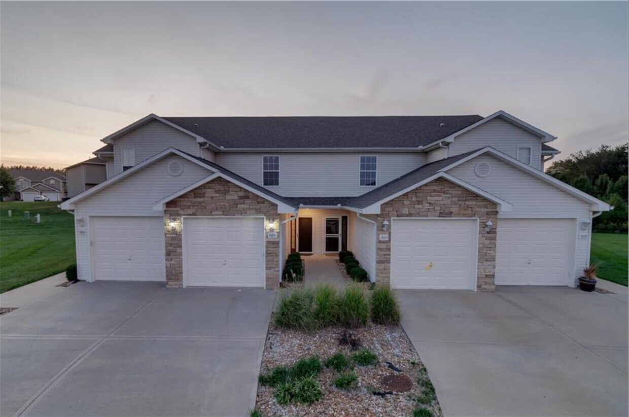 1604 SW Madison Cir, Lees Summit, MO 64081 Townhome Rentals in Lees
