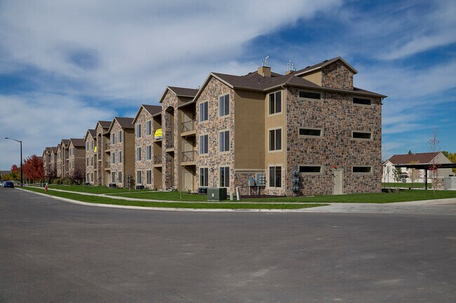 Building Photo - 476 W 200 N St