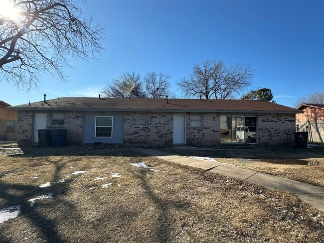 Building Photo - 1106 &amp; 1108 Duplex