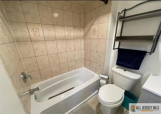 Building Photo - 802 Meadow Ct