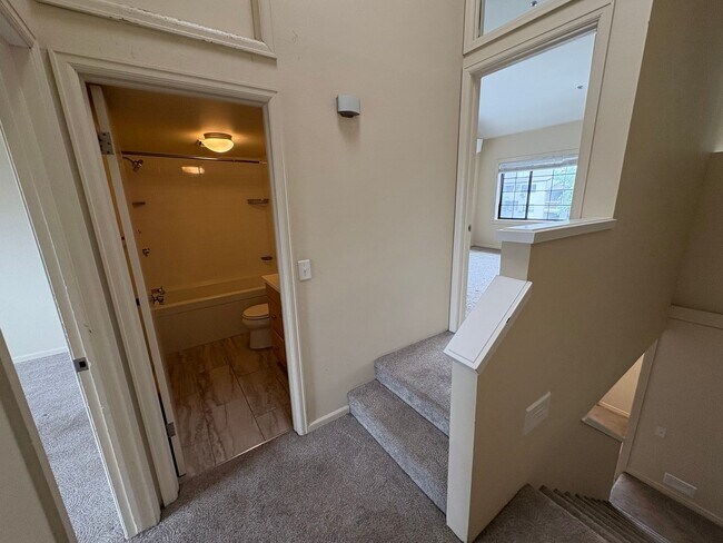 Foto del edificio - Top Floor 2 Bed 1.5 Bath Two Story Condo I...