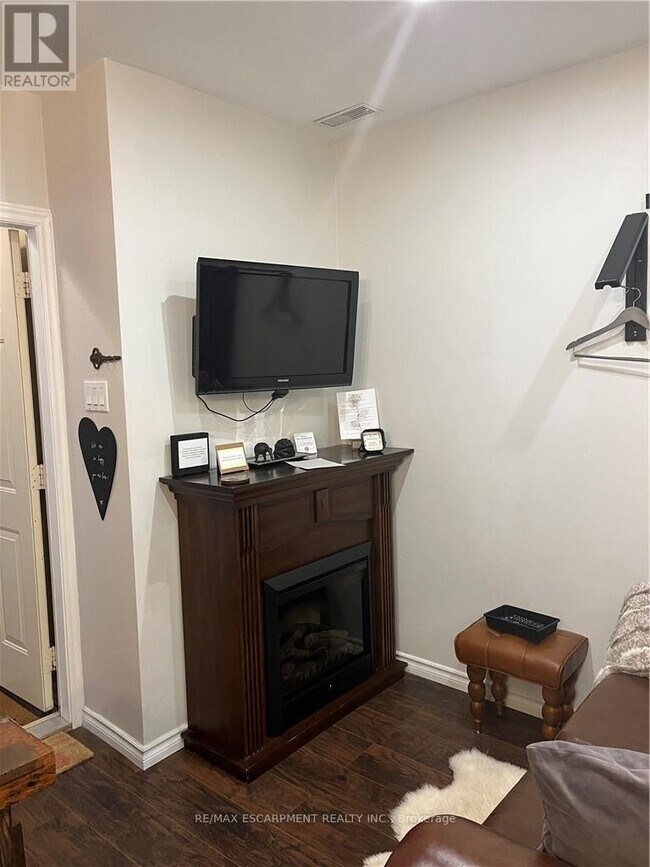 Building Photo - 56 King St W