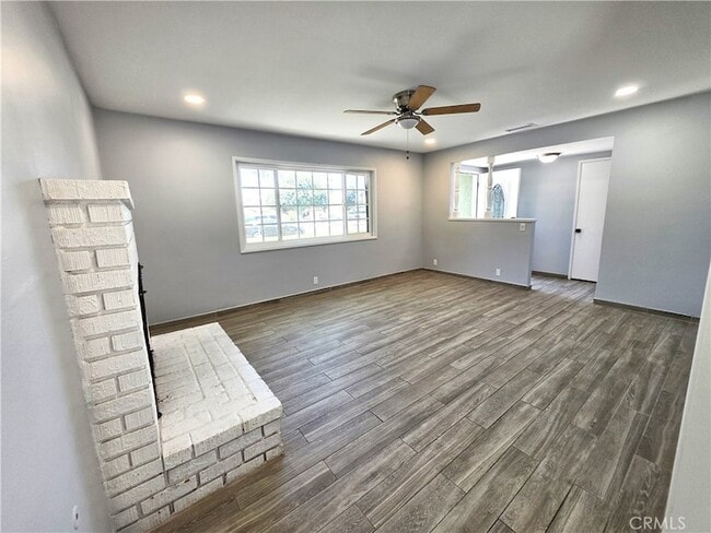 Building Photo - 221 E Maple St