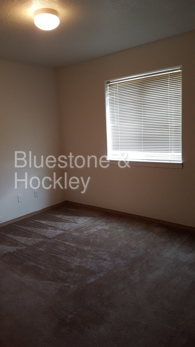 Building Photo - Upstairs 3x2 Apartment Home Available Soon!