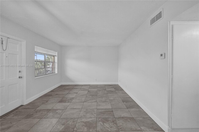 Foto del edificio - 5050 Bayview Dr