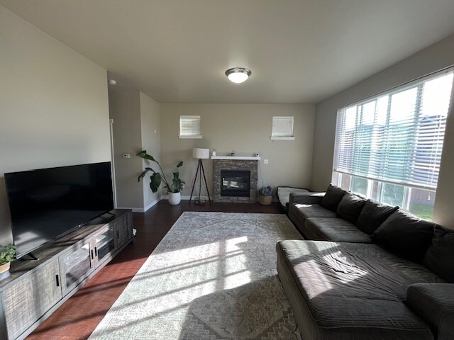 Sala de estar - 4753 Hadley St