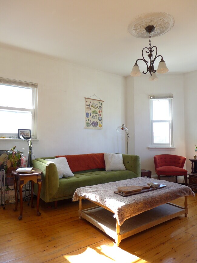 Building Photo - 830 Parker St