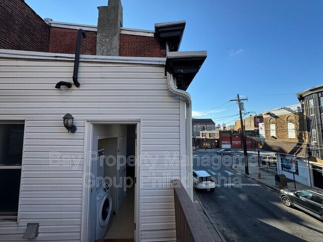 Foto del edificio - 341 W Girard Ave