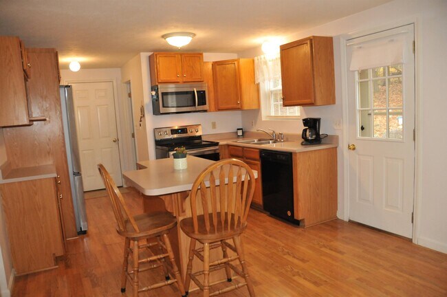 Foto del edificio - 147 High Rock Rd