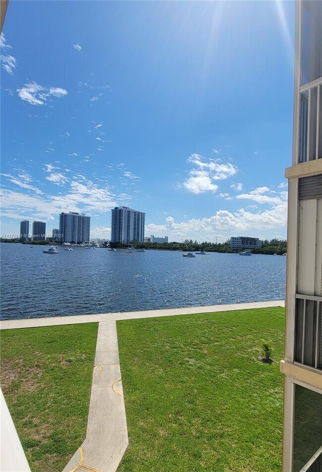 Foto del edificio - 2920 Point E Dr