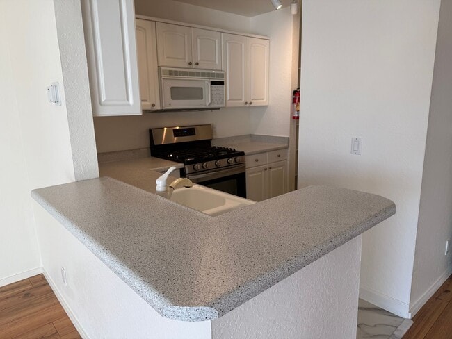 Foto del edificio - ONE BEDROOM ONE BATH UPDATED UPPER UNIT CONDO IN LARKSPUR ISLE