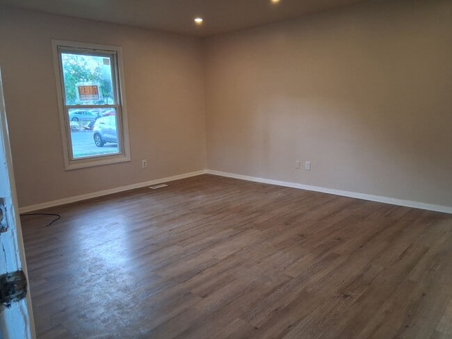 Building Photo - SINGLE HOUSE FOR RENT $2000