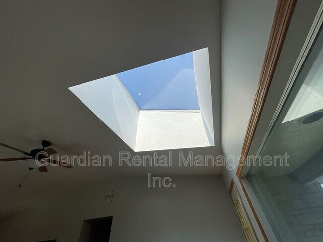 Photo du bâtiment - 1227 Regina Ave