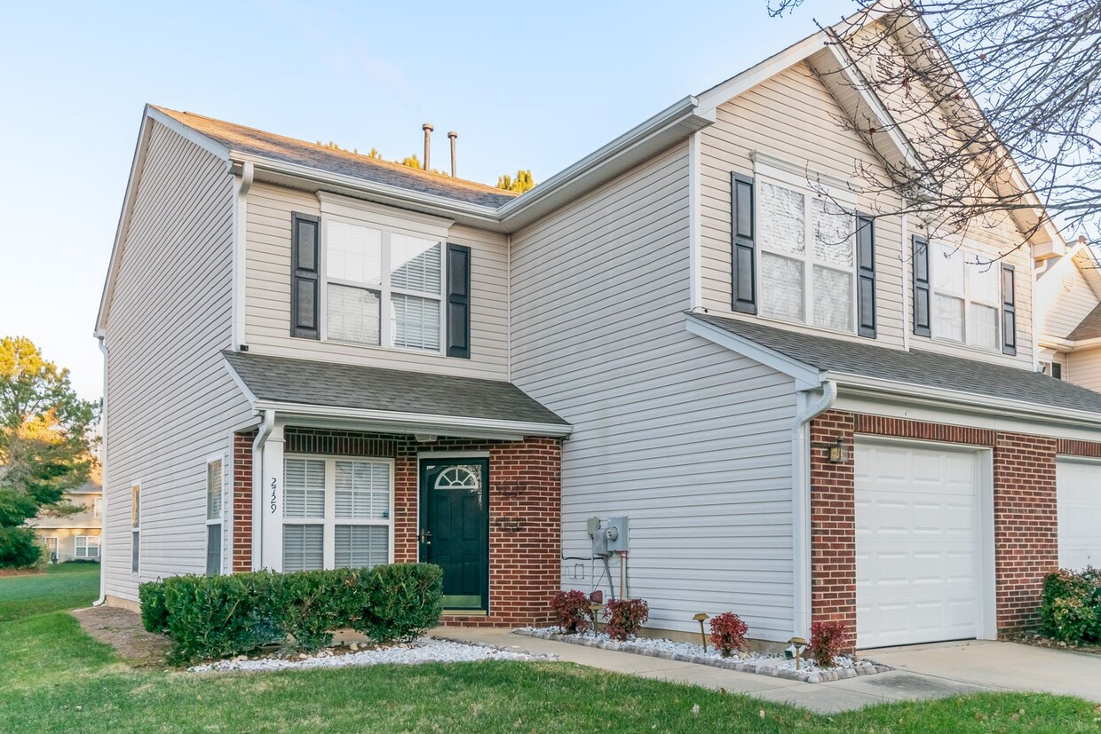 Primary Photo - Charming end unit townhome in Matthews!