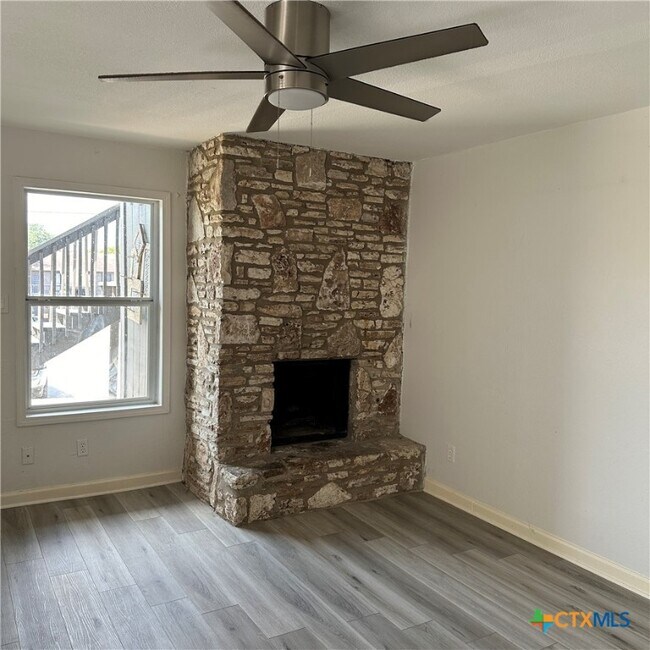Foto del edificio - 608 Bracewood Cir