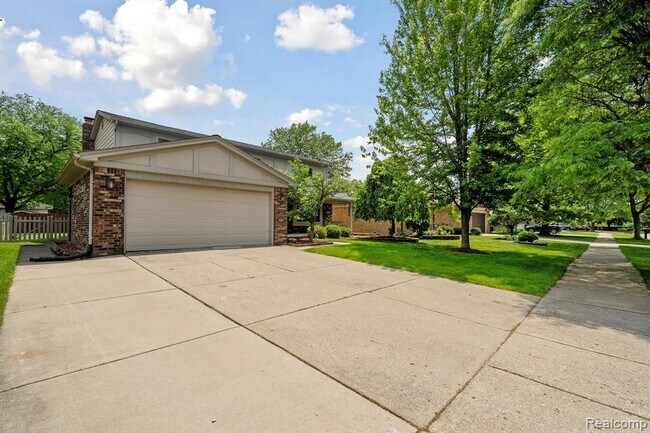 Foto del edificio - 7302 Parkway Ct