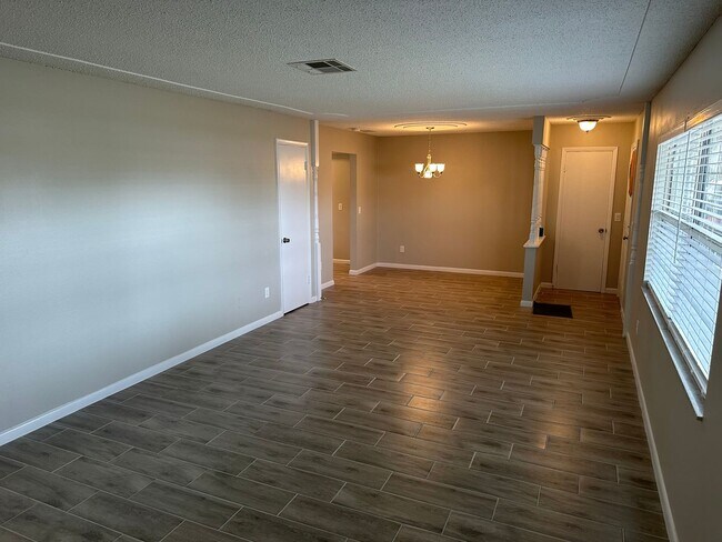 Building Photo - 3 bed 2 bath home available