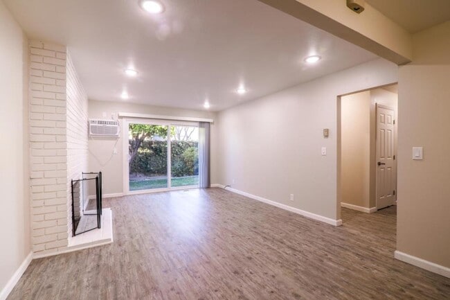 Foto del edificio - 1685 Whitwood Ln