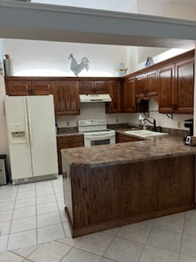 Building Photo - Beautiful 2/2/1 with soaring vaulted ceili...