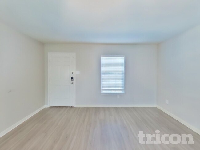 Foto del edificio - 12045 Latour Vly