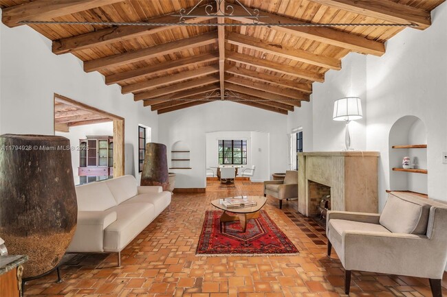 Foto del edificio - 5390 Sunset Dr