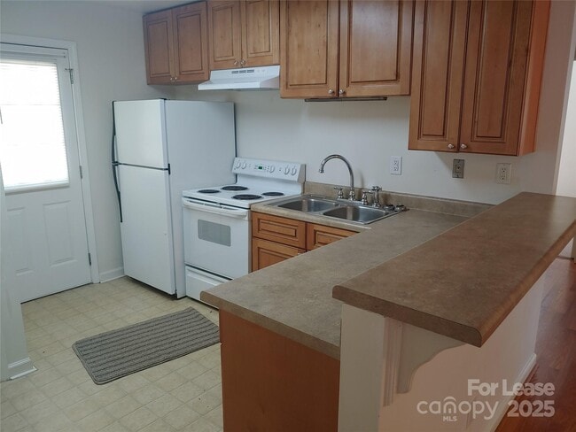 Building Photo - 2316 Woodbridge Dr