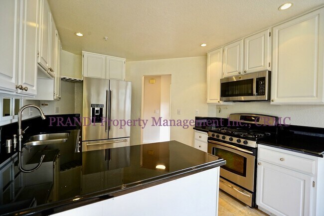 Foto del edificio - Spacious Corner Unit Townhome with Garage ...