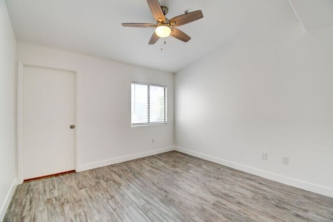 Building Photo - Highly Desired Condo Seven Hills Gated Community