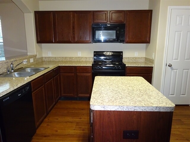 Foto del edificio - 2710 Bammelwood Dr