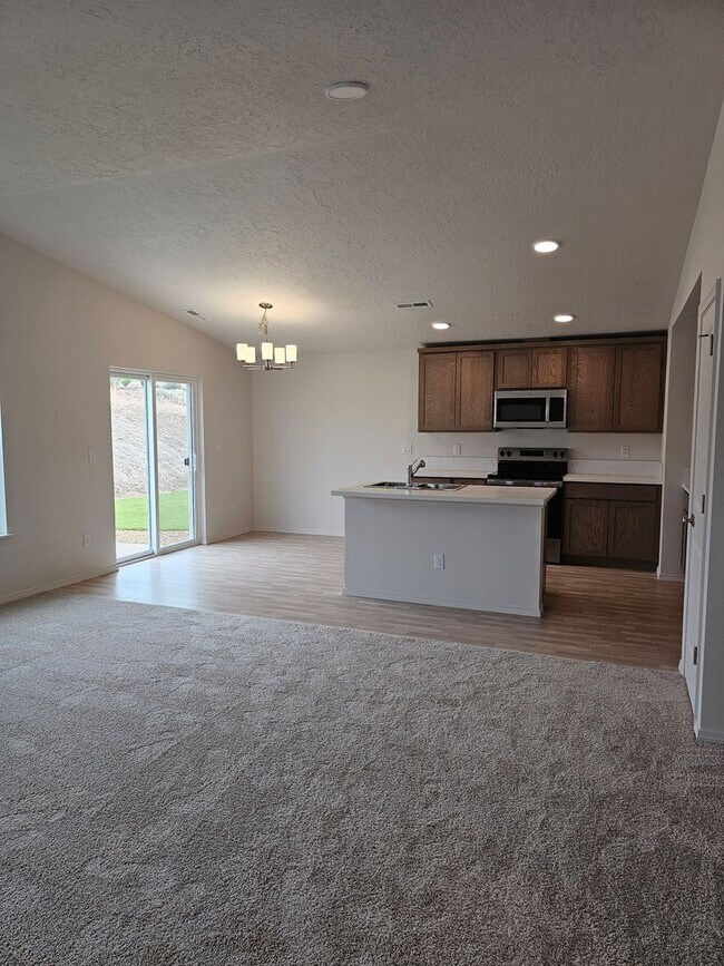 Building Photo - Brand New 3 Bed / 2.5 Bath Duplex – Available Now!