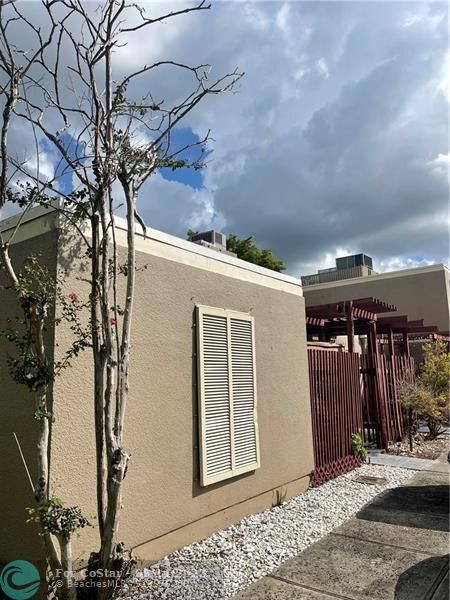 Building Photo - 11061 N Lakeview Dr