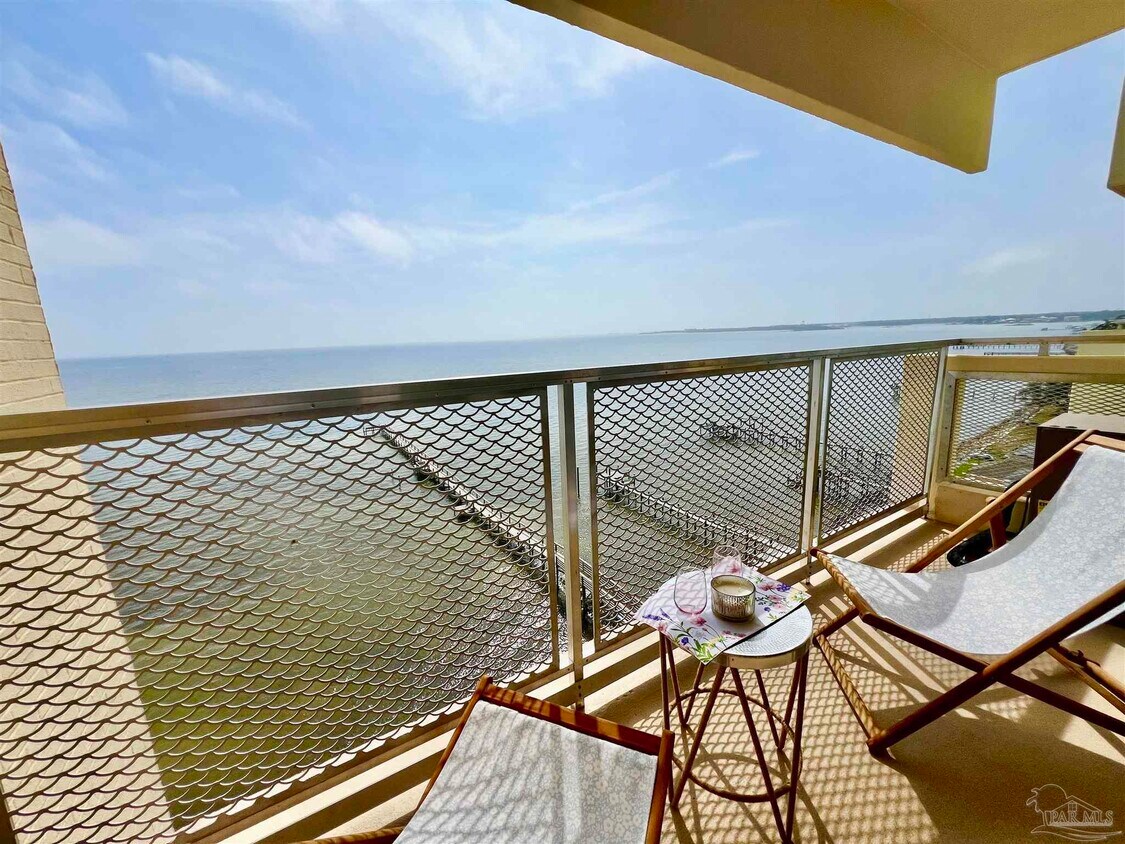 Primary Photo - 825 Bayshore Dr