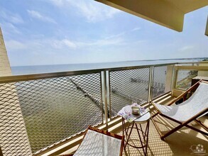 Building Photo - 825 Bayshore Dr