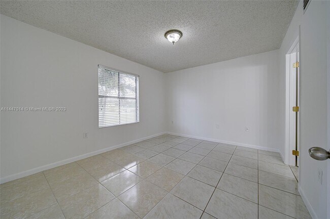 Building Photo - 10361 SW 150th Ct