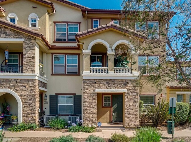 Building Photo - Tri-Level Townhome Located In Sky Ranch - ...