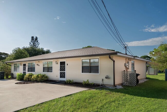 Outside - 604 Roselyn Ave