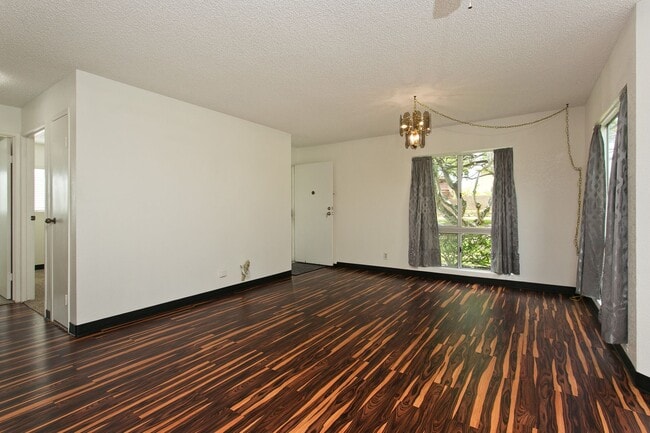 Foto del edificio - BEAUTIFUL 2 BD 1 BA 2 CAR TOWNHOME IN MILI...