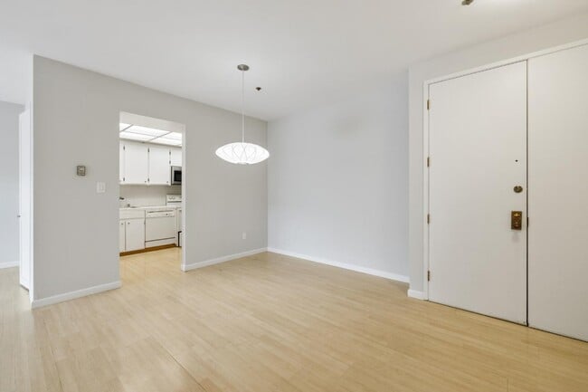 Building Photo - 525 Almer Rd
