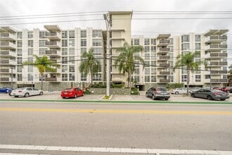 Building Photo - 9800 W Bay Harbor Dr