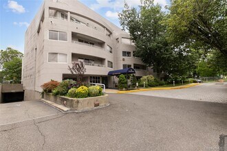 Building Photo - 100 Cutter Mill Rd