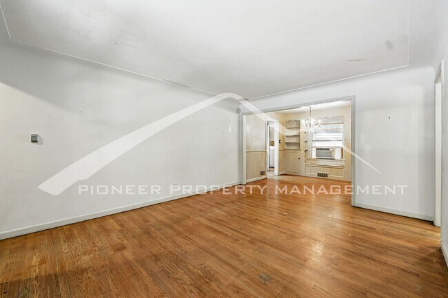 Building Photo - Charming Home with Washer/Dryer and Fenced...