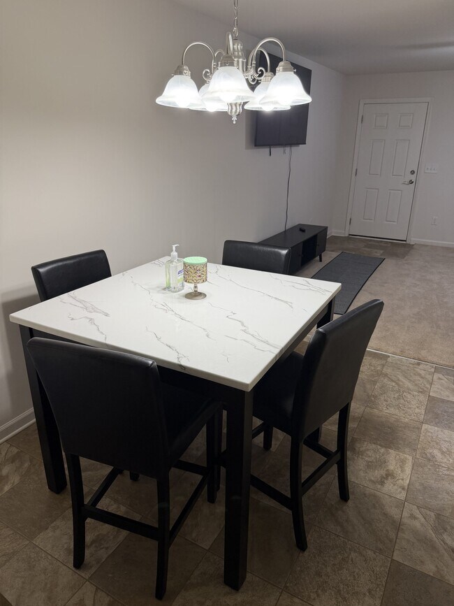Foto del edificio - 334 Hidden Timber Ln