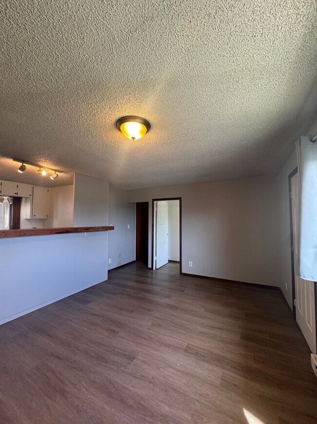 Building Photo - Bright and Welcoming 2-Bedroom Home