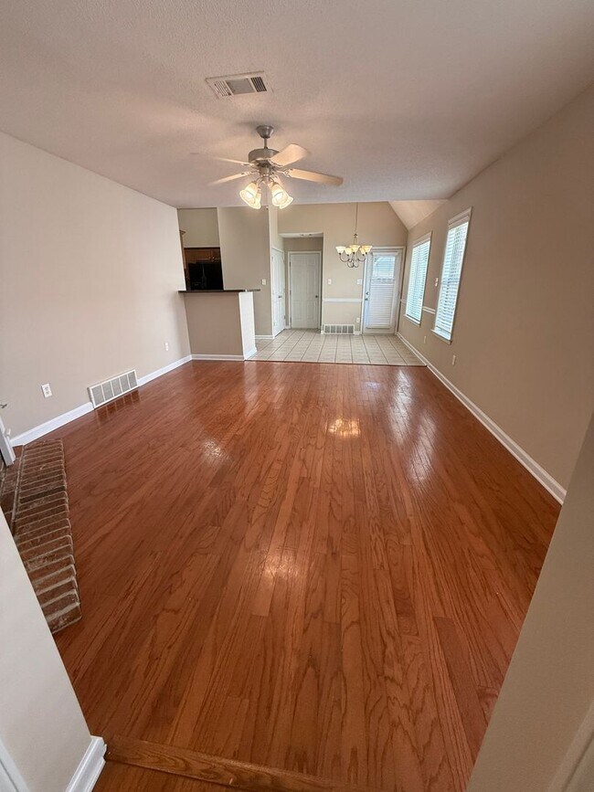 Foto del edificio - ADORABLE TWO STORY HOME IN GREAT LOCATION!