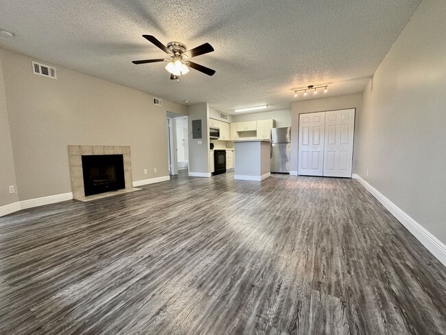 Foto del edificio - 2/1 Condo in Gated Lakefront Altamonte Com...